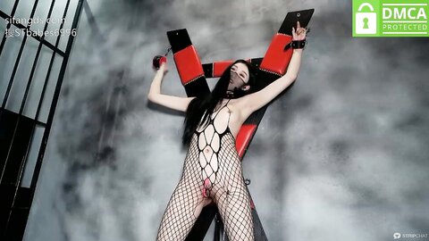 Cm新晋长腿女神「Angrybids」，停播前的一场高价400币门票的超震撼监狱风情性虐 喷水大秀！