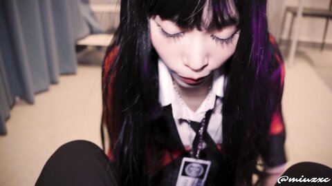 越南骚浪反差妹「Miuzxc」动漫展Coser被带回家干炮，没想到超骚超反差，巨耐操被干出阿黑颜