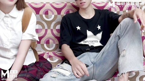 三只狼SZL-019妹妹放学回到家里躺在床上自慰