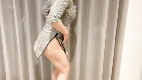 旗袍熟女人妻 先用三个手子进去 慢慢的 身材超丰满 撅着大肥屁屁被无套爆菊花 内射