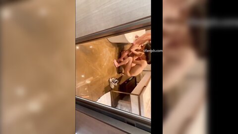 ✨绿帽淫妻✨绝美少妇的4P，被艹时手握两只大屌左一口右一口，吃得津津有味，场面十分淫乱且刺激！