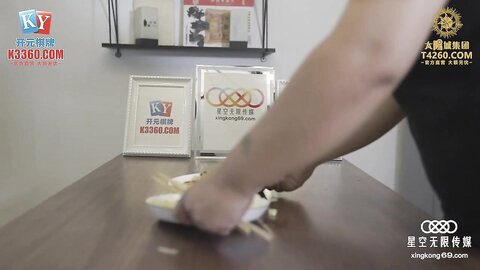 XKG062性感人妻秘书的淫乱生活