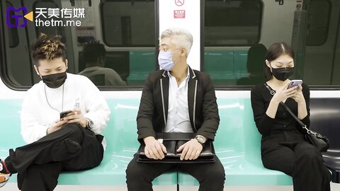 TMW110透明人电车痴汉偷上萝莉学生妹