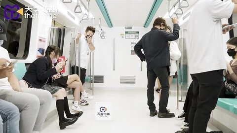 TMW110透明人电车痴汉偷上萝莉学生妹