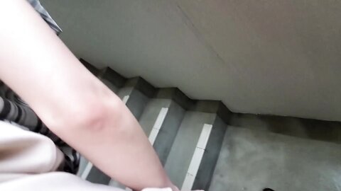 4597386  Baiser forcé sur l`escalier de secours.