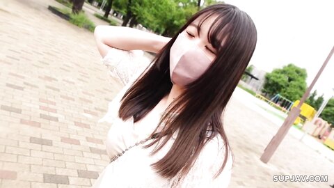 4600187 Elle m`a contacté et m`a dit qu`elle avait un peu de temps, alors on s`est tenu la main pendant un moment et j`ai un peu touché son corps. ****zynxzjo* Est-ce que tu as reçu un peu de sperme sur toi ?