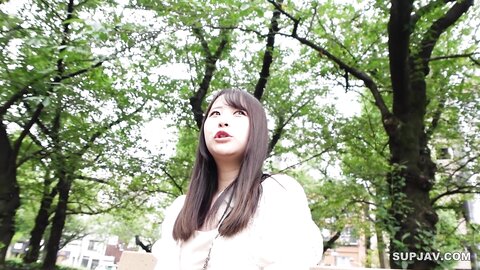 4600187 Elle m`a contacté et m`a dit qu`elle avait un peu de temps, alors on s`est tenu la main pendant un moment et j`ai un peu touché son corps. ****zynxzjo* Est-ce que tu as reçu un peu de sperme sur toi ?