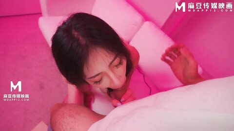 这个面试有点硬MDHG-0024外表高冷内心女孩