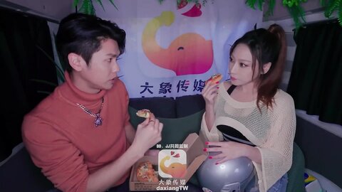 ⚫️【2025年新流】，变态巴士系列Dx 008，国产动作片【你吃海鲜，我吃白酱，痴女店长外送屄萨】名优 波妮出演