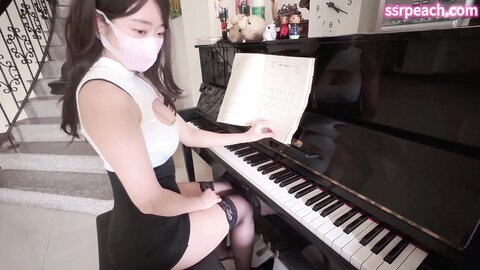 【Ssrpeach】台湾清华大学外文系臀后健身教练「Ellie」Of剧情私拍 性感包臀裙钢琴私教老师跪在钢琴前口爆弹琴的学生