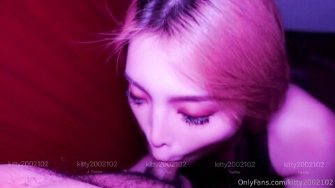 推特60W粉丝网黄潮妹「Kitty」露脸性爱私拍 偷偷在阳台爱爱，很多户的灯都还没关，还故意叫的很大声，好刺激