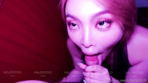 推特60W粉丝网黄潮妹「Kitty」露脸性爱私拍 偷偷在阳台爱爱，很多户的灯都还没关，还故意叫的很大声，好刺激