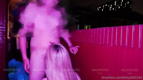 推特60W粉丝网黄潮妹「Kitty」露脸性爱私拍 偷偷在阳台爱爱，很多户的灯都还没关，还故意叫的很大声，好刺激