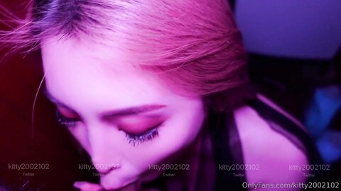 推特60W粉丝网黄潮妹「Kitty」露脸性爱私拍 偷偷在阳台爱爱，很多户的灯都还没关，还故意叫的很大声，好刺激