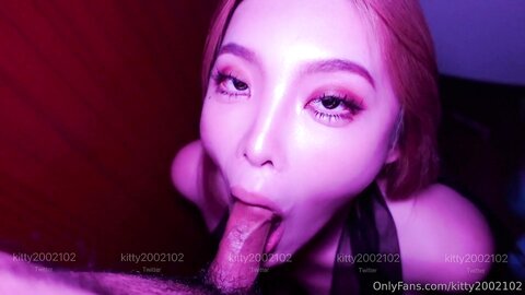 推特60W粉丝网黄潮妹「Kitty」露脸性爱私拍 偷偷在阳台爱爱，很多户的灯都还没关，还故意叫的很大声，好刺激