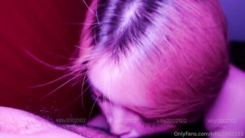 推特60W粉丝网黄潮妹「Kitty」露脸性爱私拍 偷偷在阳台爱爱，很多户的灯都还没关，还故意叫的很大声，好刺激