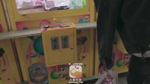 ⚫️【2025年新流】，变态巴士系列Dx 011，国产动作片【夹娃娃竟夹到痴女】性感御姐 苡若出演