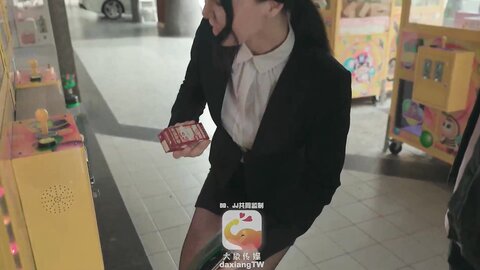 ⚫️【2025年新流】，变态巴士系列Dx 011，国产动作片【夹娃娃竟夹到痴女】性感御姐 苡若出演