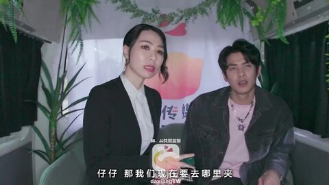 ⚫️【2025年新流】，变态巴士系列Dx 011，国产动作片【夹娃娃竟夹到痴女】性感御姐 苡若出演