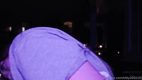 推特60W粉丝网黄潮妹「Kitty」露脸性爱私拍 跟表哥在阳台抽烟看夜景，抽完变抽插我，整个脸都是精液