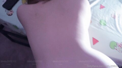 推特60W粉丝网黄潮妹「Kitty」露脸性爱私拍 跟表哥在阳台抽烟看夜景，抽完变抽插我，整个脸都是精液