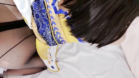 极品Coser漫展时被聚光灯围绕，漫展后被约到酒店挨操，软软的呻吟让人欲罢不能