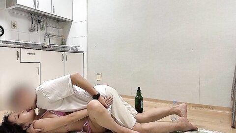 韩国极品高颜顶级名媛反差婊「Sunwall」「韩善月」露脸性爱私拍 和粉丝夜游海滩回到公寓玩游戏被强行操了，他真的很会