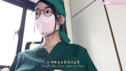 【Ssrpeach】台湾清华大学外文系臀后健身教练「Ellie」Of剧情私拍 性感女医生借口取精不足又把病人叫过来操一顿内射榨精