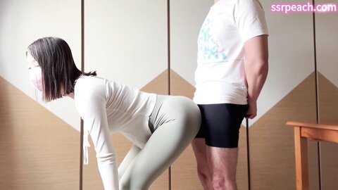 【Ssrpeach】台湾清华大学外文系臀后健身教练「Ellie」Of剧情私拍 性感女私人健身教练上门教学被猥亵无套后入