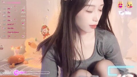 【Stripchat】清纯可爱反差眼镜娘女主播「Sydney」黑丝淫婊艳舞摇摆美臀逼里还挂了个跳蛋