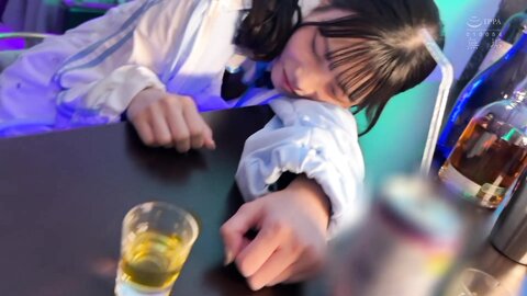 MUKC-087 A Girl Who Met At A Bar After Work And A Girl At A Cafe After Work, Drunken Threesome In A Stor...