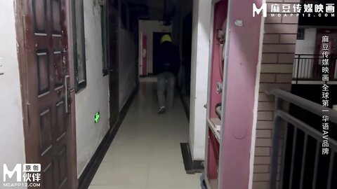 三只狼SZL-031单身女下班回家惨遭猥琐男跟踪