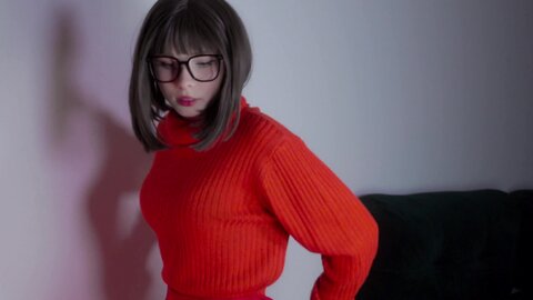 ⚫️【2025年新品】，Onlyfans极品高颜值，美乳白虎萝莉Coser【Kovicki】付费福利，火辣红毛衣，外纯内骚