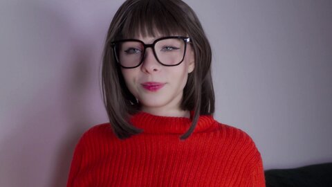 ⚫️【2025年新品】，Onlyfans极品高颜值，美乳白虎萝莉Coser【Kovicki】付费福利，火辣红毛衣，外纯内骚
