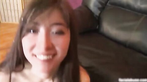 极品高颜值美国华裔富家女，被老外忽悠拍片，当作母狗暴力深喉狂操，根本不把女孩当人