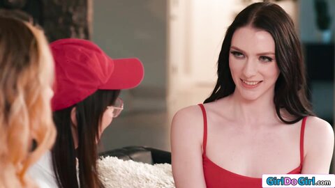 My straight teen gf never licked a pussy