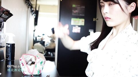 FC2PPV-1401549   圧倒的美少女 美しすぎる現役JD由香 透き通る白い肌と薄ピンクな発育途中な幼◉体型 時折見せるあどけない笑顔と戸惑いの昼間の情事.