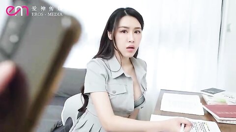 蜜桃影像EMX079极欲女大生的桌底秘密