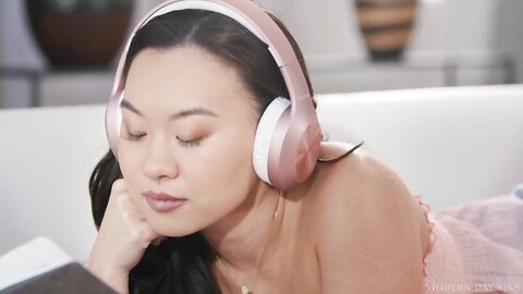 Kimmy Kimm  Sitter Swallows Her Squirt