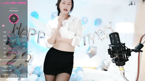 【Stripchat】“抱着屁股插好舒服”气质黑丝肥臀少妇「Cnvii」玩具肉棒猛插白虎粉穴潮喷，肥厚阴唇这欲望一定很重