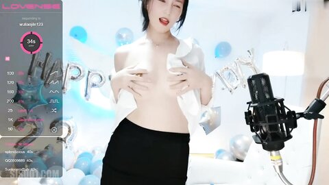 【Stripchat】“抱着屁股插好舒服”气质黑丝肥臀少妇「Cnvii」玩具肉棒猛插白虎粉穴潮喷，肥厚阴唇这欲望一定很重