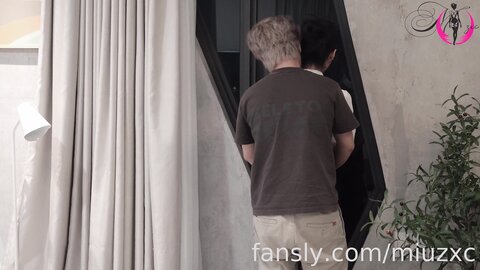 越南骚浪反差妹「Miuzxc」下班去在酒吧遇到一个帅哥，背着丈夫和把他带回家偷情，无套射在小穴里