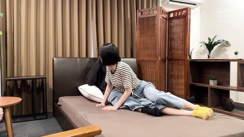 MUKD-533 After Returning From A Music Festival, The Girl Is Soaked In Sweat And Has Sex With Him In A Hotel...