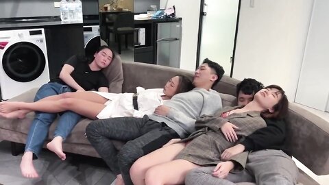 ⚫️【重磅群交】，夫妻交流群线下聚会性轰趴群交三部曲，直击换妻淫乱现场，场面堪比岛国A片，超级淫乱