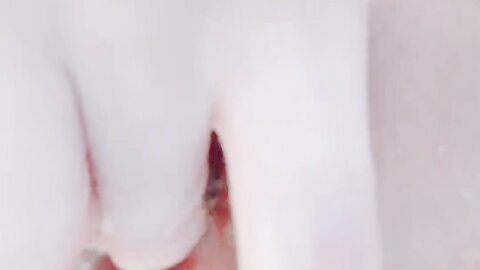 Skinny Asian Girl Fuck Herself At Home 用手让自己高潮喷水