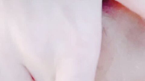 Skinny Asian Girl Fuck Herself At Home 用手让自己高潮喷水