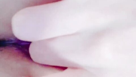 Skinny Asian Girl Fuck Herself At Home 用手让自己高潮喷水