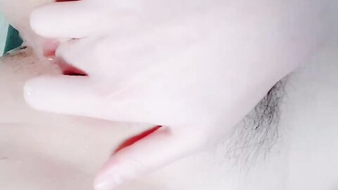 Skinny Asian Girl Fuck Herself At Home 用手让自己高潮喷水