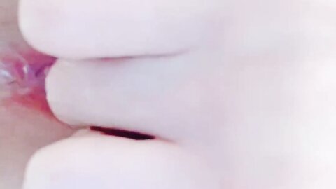 Skinny Asian Girl Fuck Herself At Home 用手让自己高潮喷水