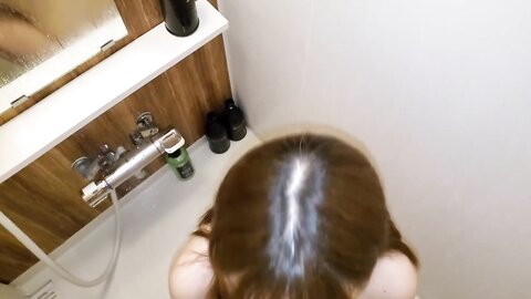 4690199-2 Une femme aux beaux seins blancs qui a été poussée vers le bas et forcée à jouer avec ses beaux seins blancs, et sa résistance a été vaine, elle est tombée dans un état de plaisir rempli de méthamphét